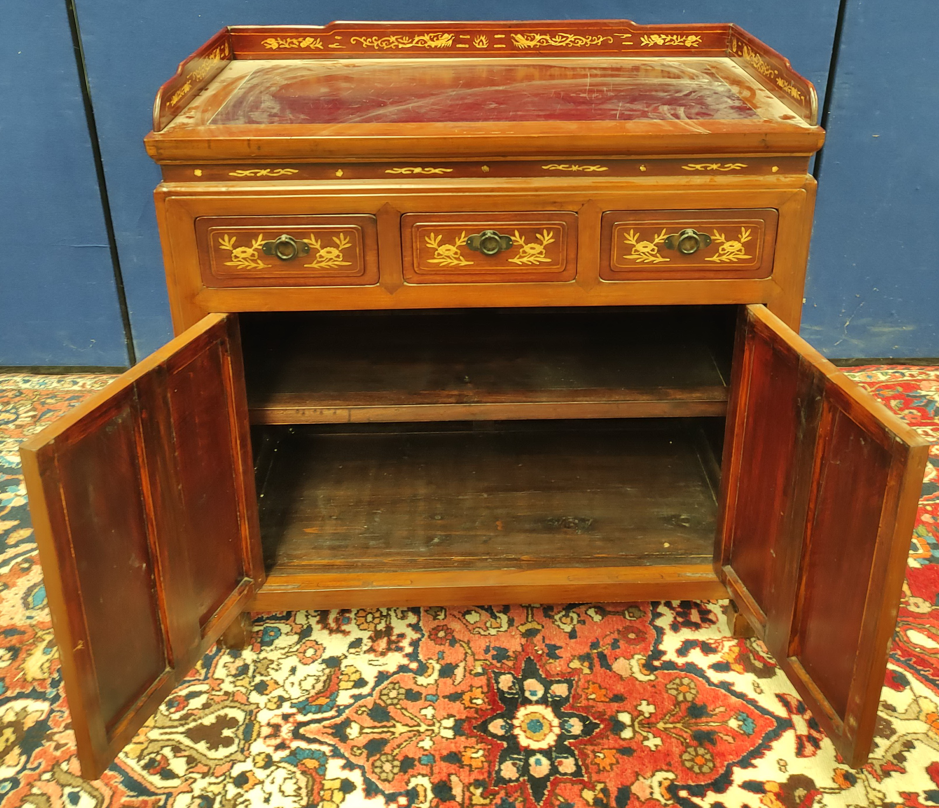 Chinese inlaid hardwood cupboard with a three-quarter gallery above three short drawers and two - Image 4 of 5