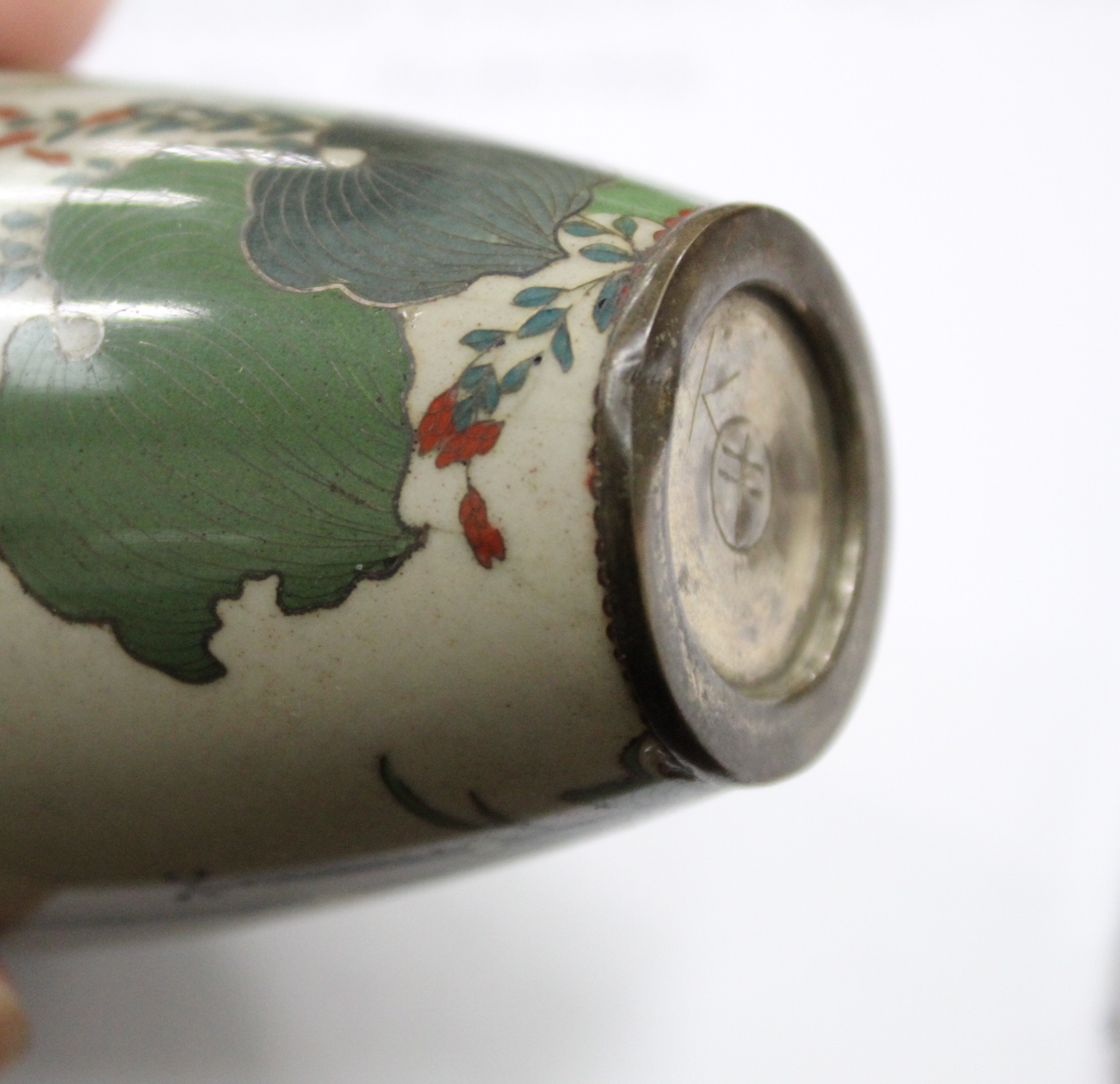 Pair of small Japanese Meiji period cloisonné vases with polychrome enamel decoration highlighted - Image 14 of 20