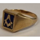 9ct gold swivelling Masonic ring with enamelled square and compasses and plain reverse, 1982,