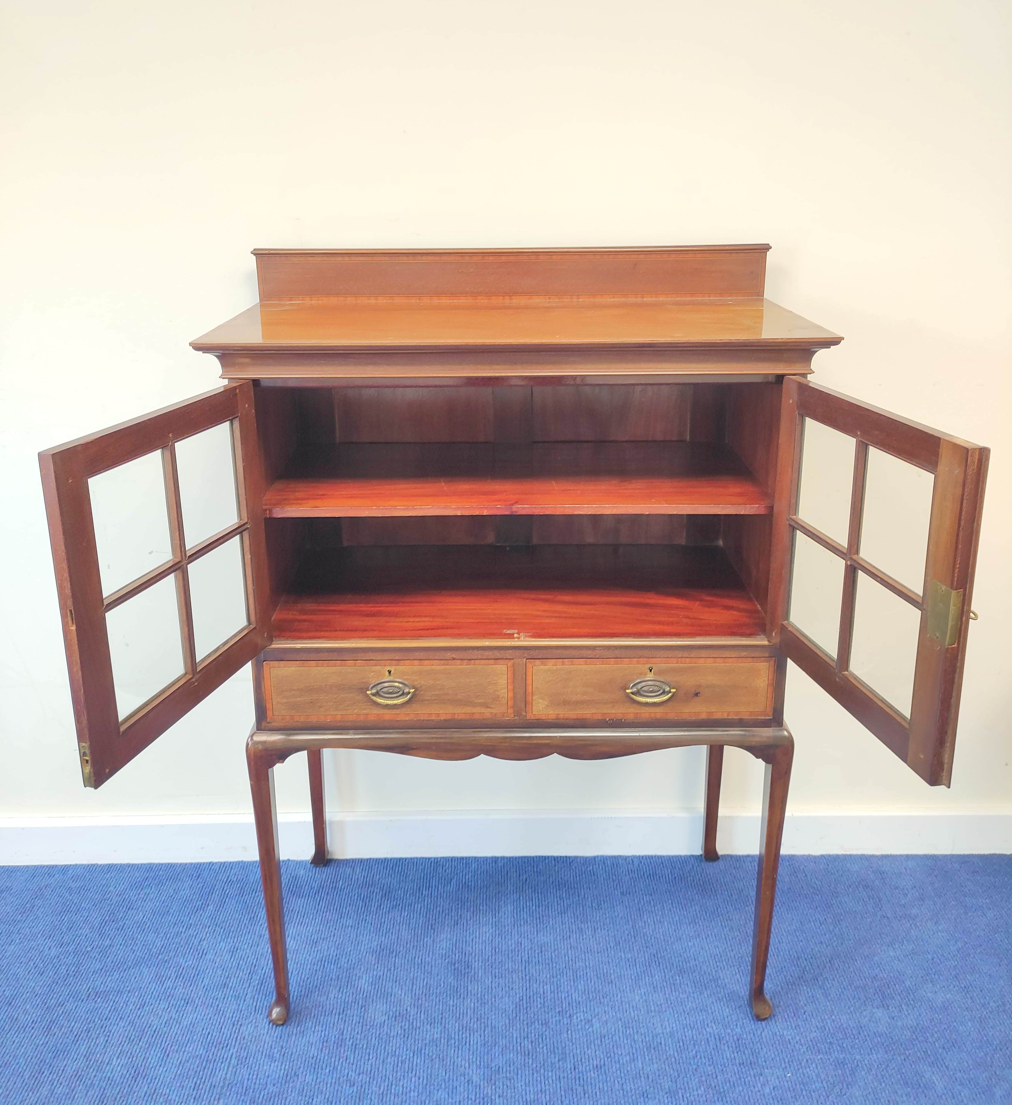 Early 20th century mahogany hall display cabinet with satinwood banding and two glazed doors - Image 5 of 6