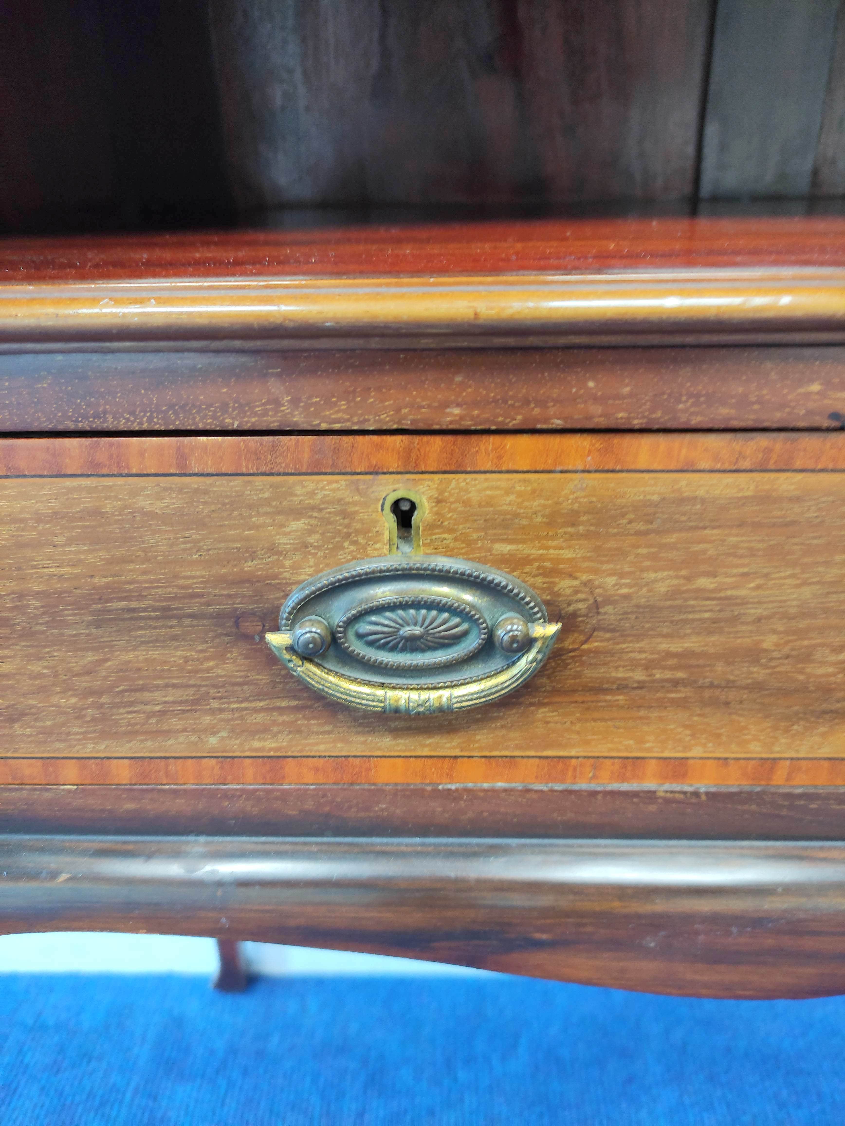 Early 20th century mahogany hall display cabinet with satinwood banding and two glazed doors - Image 6 of 6