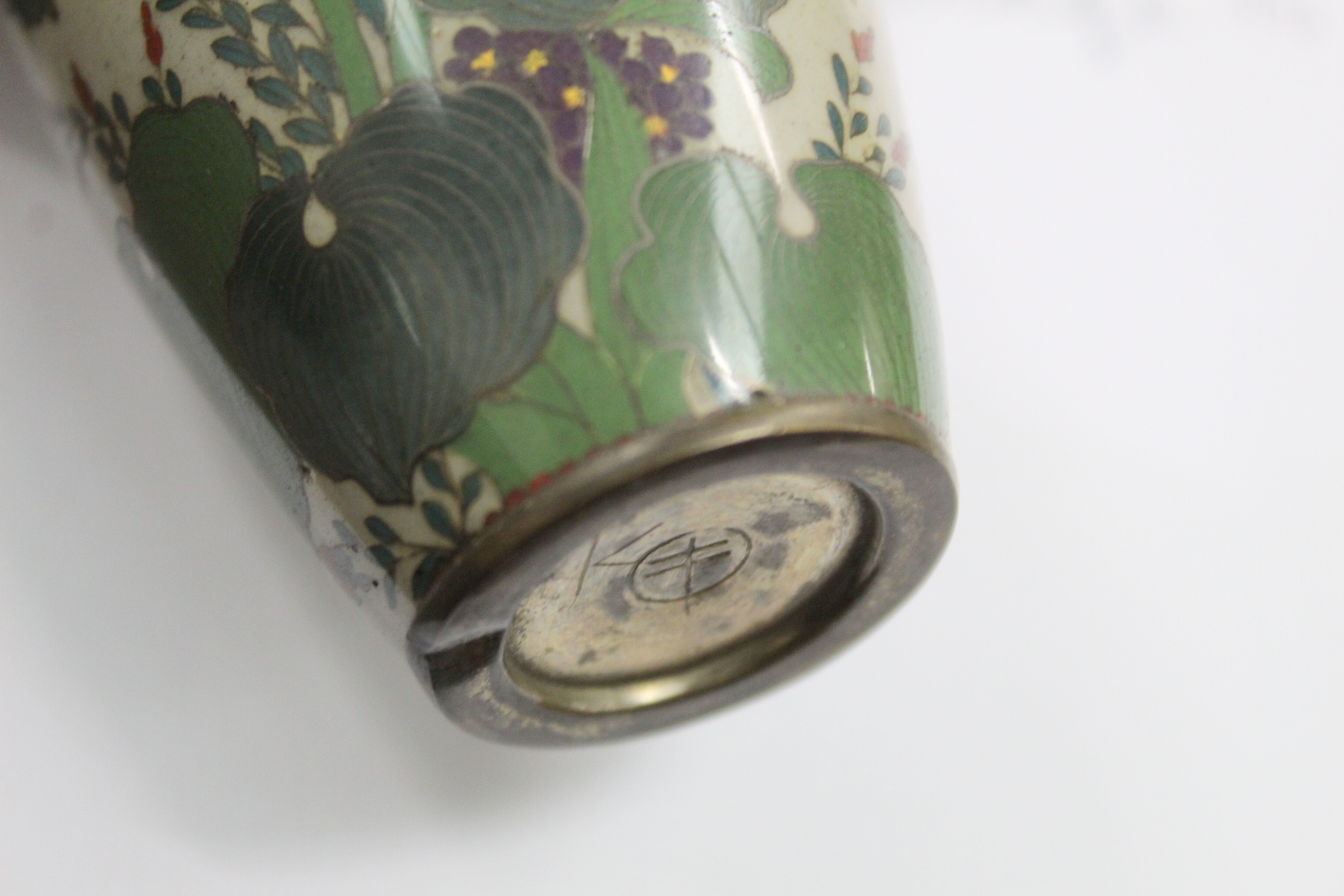 Pair of small Japanese Meiji period cloisonné vases with polychrome enamel decoration highlighted - Image 16 of 20