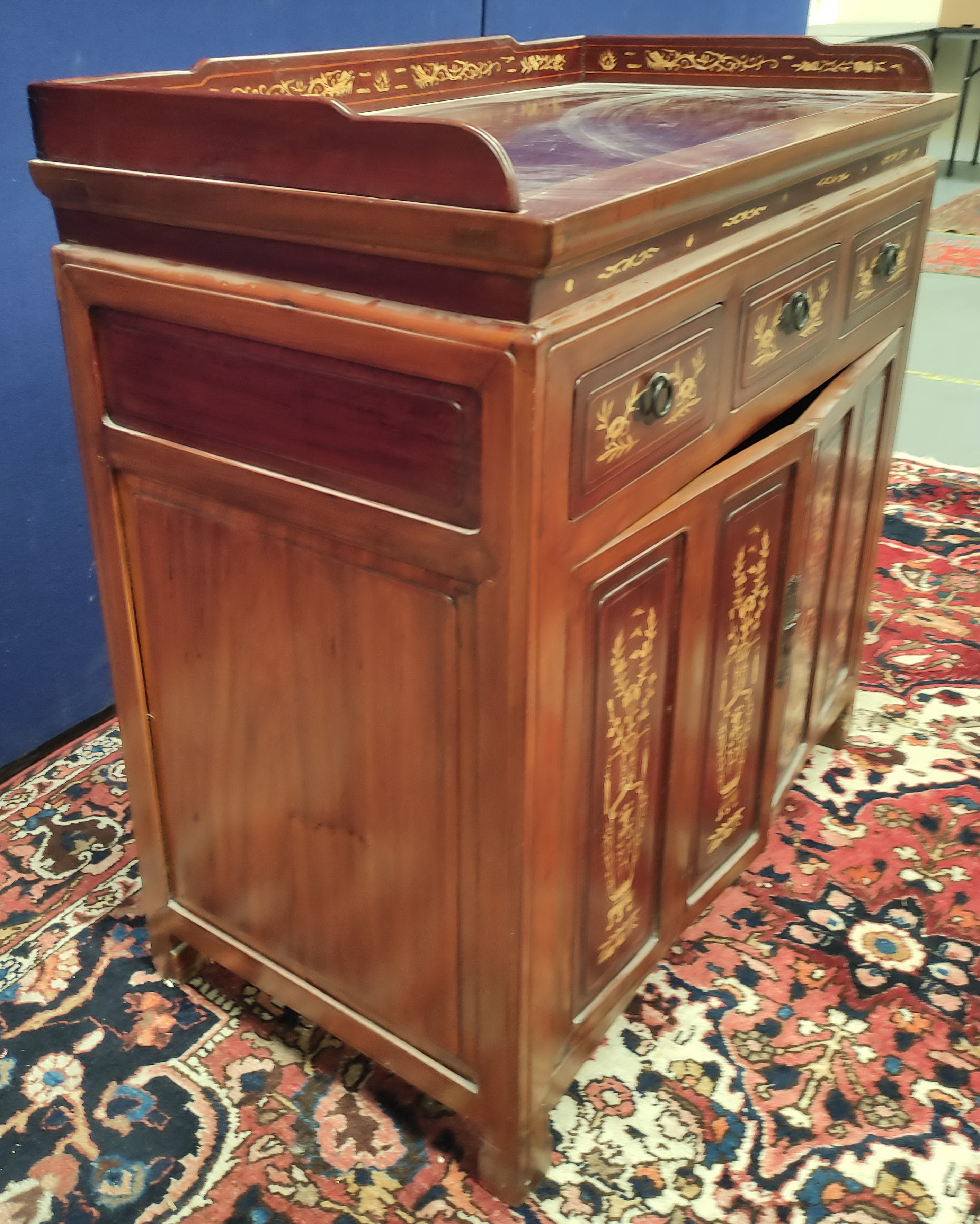 Chinese inlaid hardwood cupboard with a three-quarter gallery above three short drawers and two - Image 5 of 5
