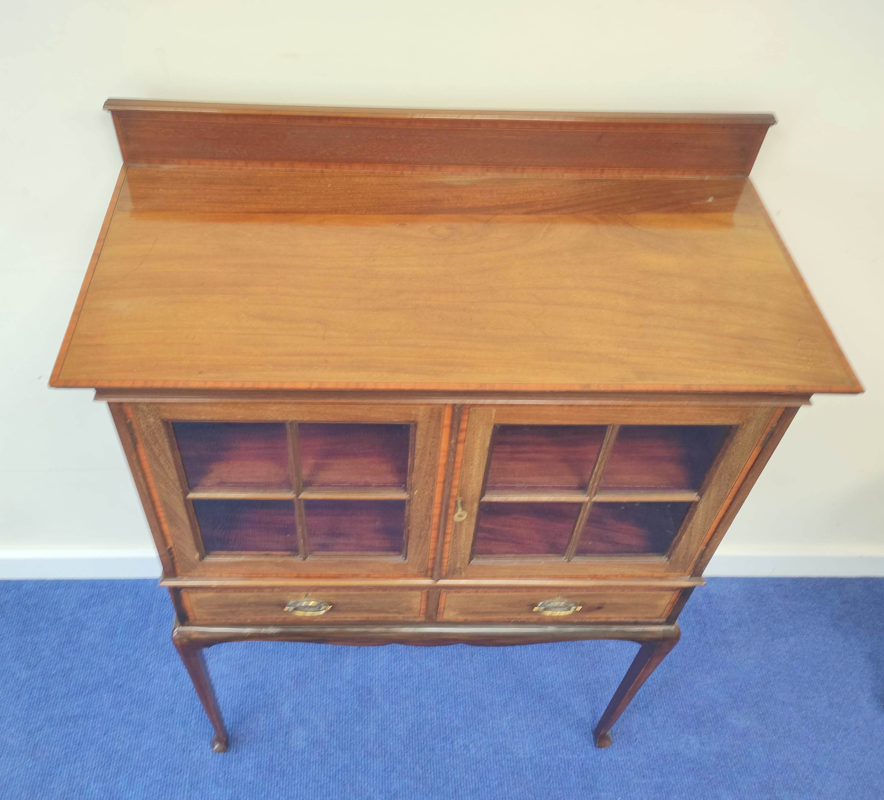 Early 20th century mahogany hall display cabinet with satinwood banding and two glazed doors - Image 2 of 6