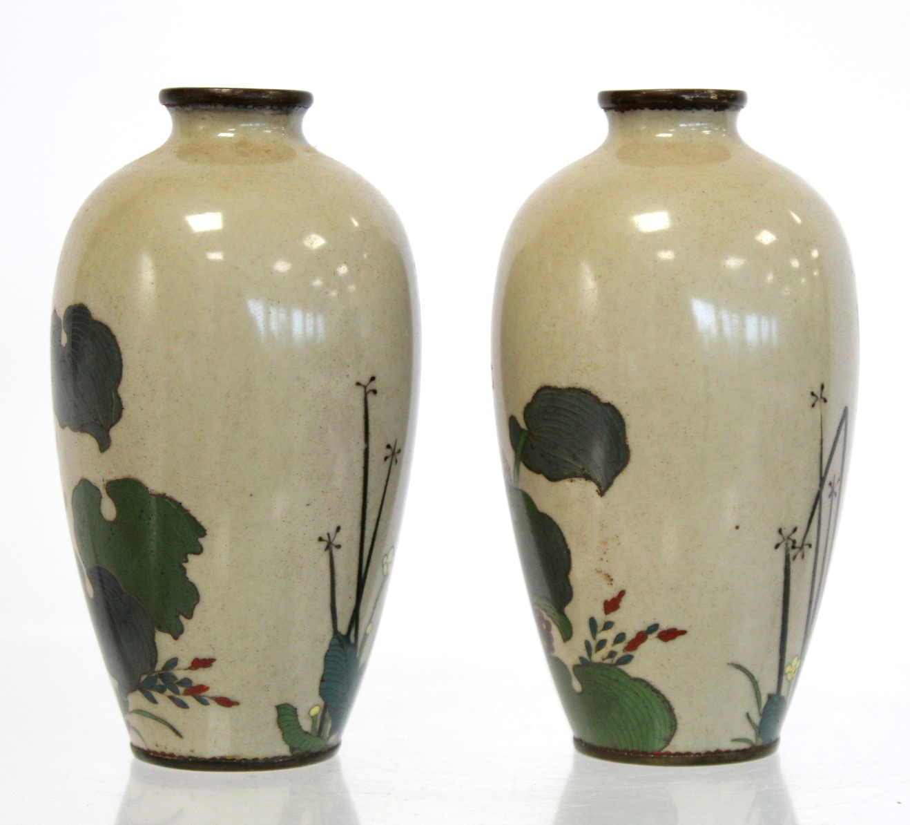 Pair of small Japanese Meiji period cloisonné vases with polychrome enamel decoration highlighted - Image 5 of 20