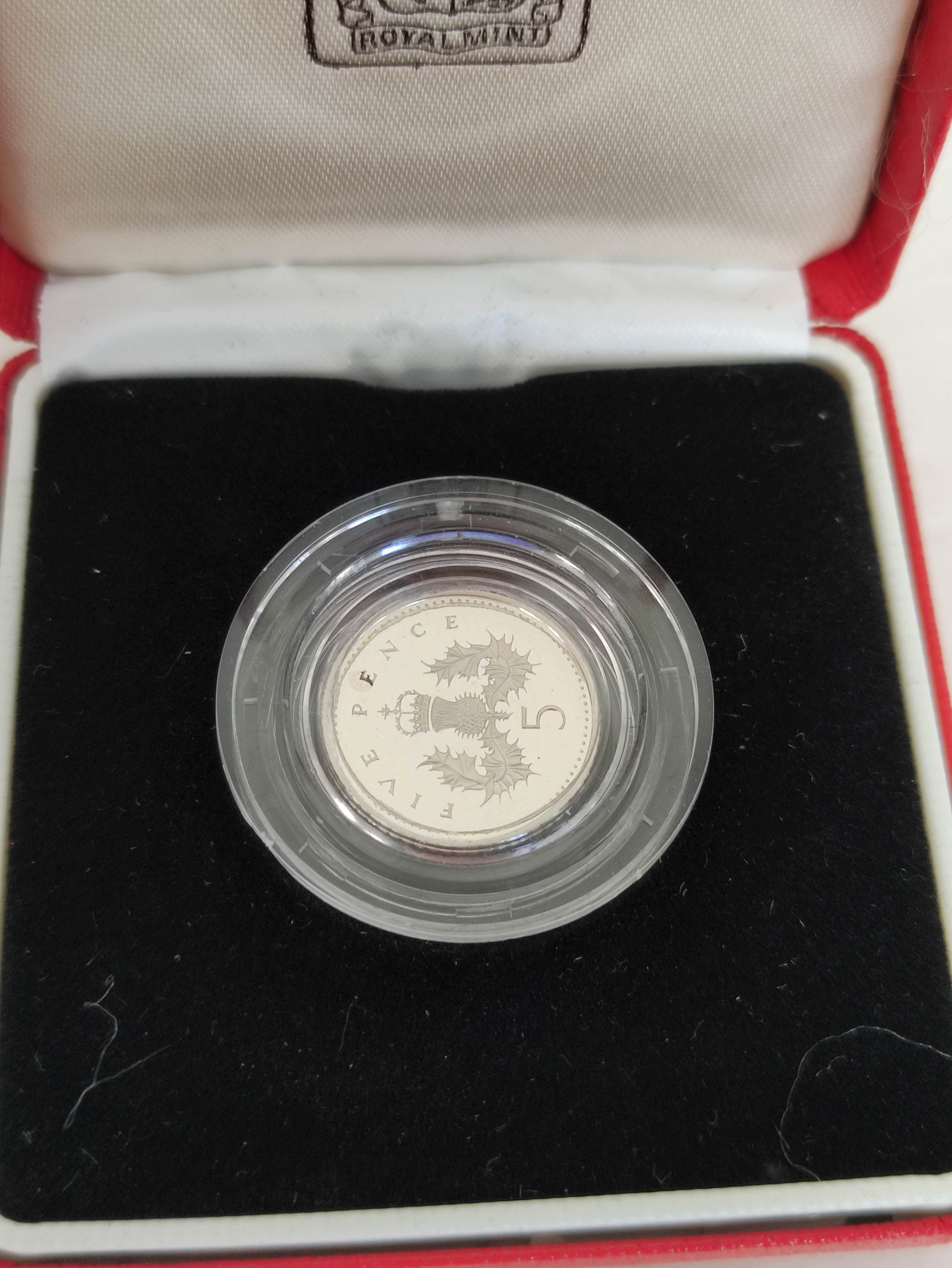 Great Britain- Proof coins to include a 2008 proof silver £1 coin, 1990 silver 5p, 2016 Olympics - Image 3 of 10