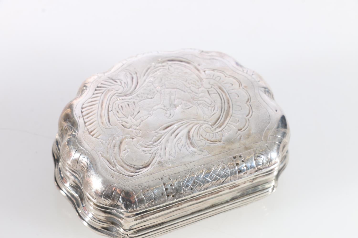 Antique silver table snuff/tobacco box of scalloped shell for, the top depicting a seated bagpiper - Image 3 of 4