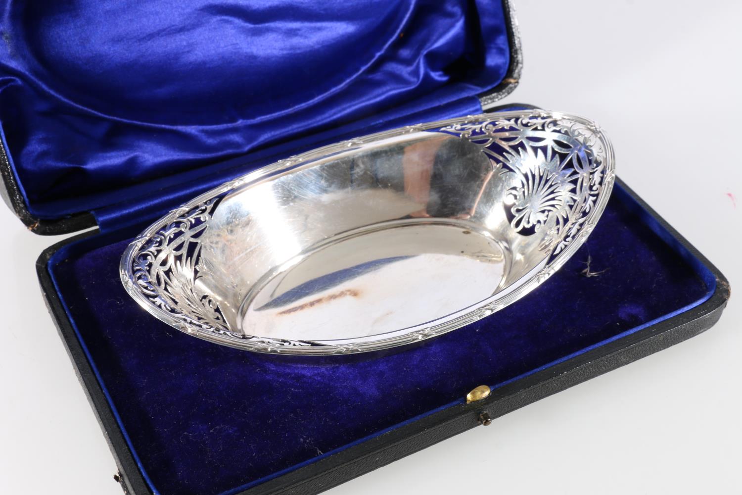 Cased sterling silver pierced basket of boat shape, James Dixon & Son, Birmingham, 1906, 143g.