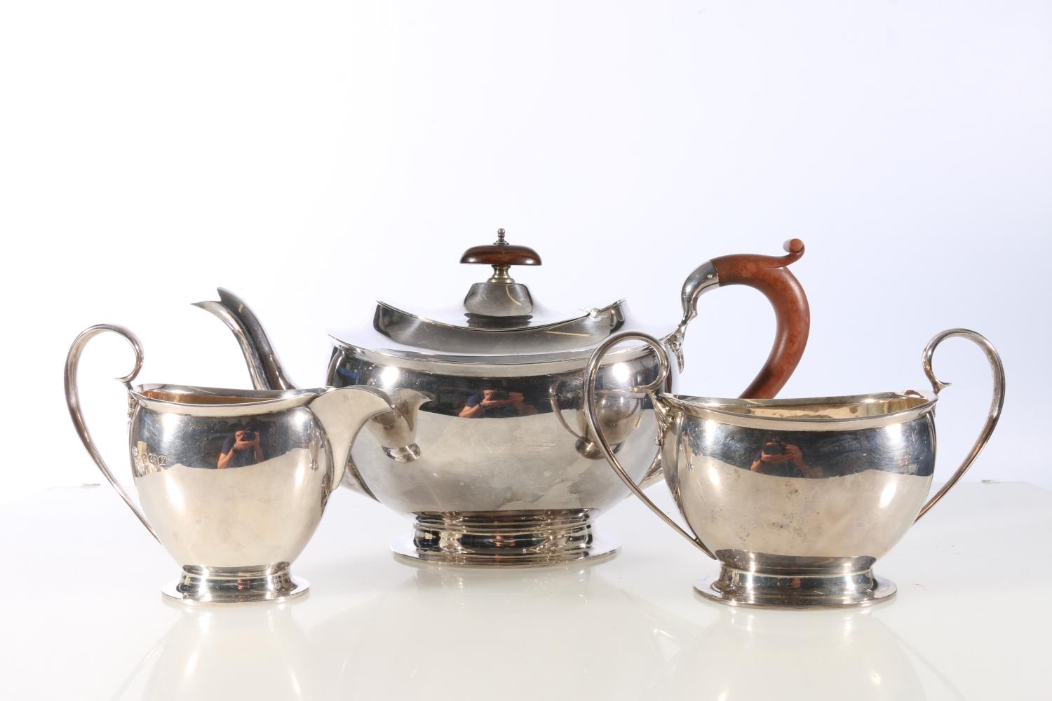 George V sterling silver three piece tea service of plain form, Adie Brothers, Birmingham, 1096g.