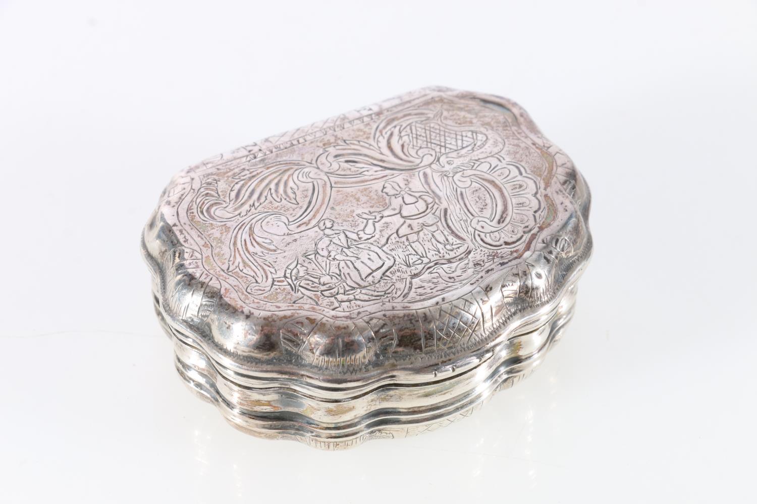 Antique silver table snuff/tobacco box of scalloped shell for, the top depicting a seated bagpiper
