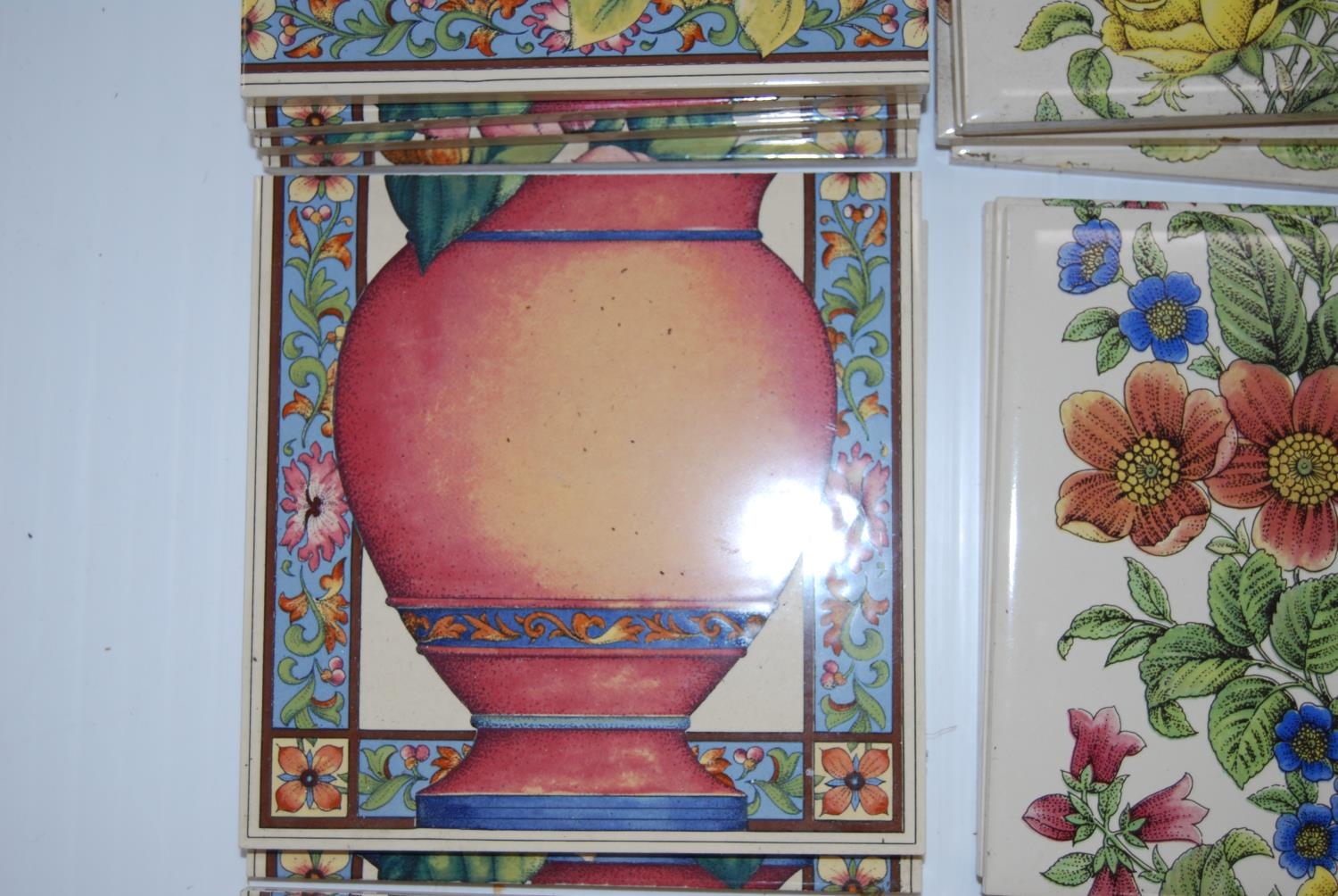 Collection of glazed ceramic tiles to include William de Morgan-style tile with floral - Bild 4 aus 5