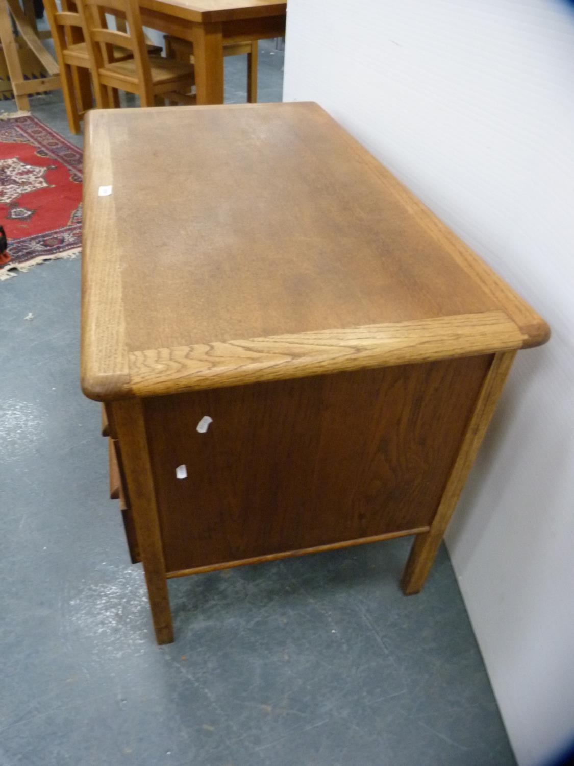 Abbess oak kneehole desk. - Bild 4 aus 4