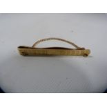 9ct gold tie clip with safety chain, 7.3g gross.