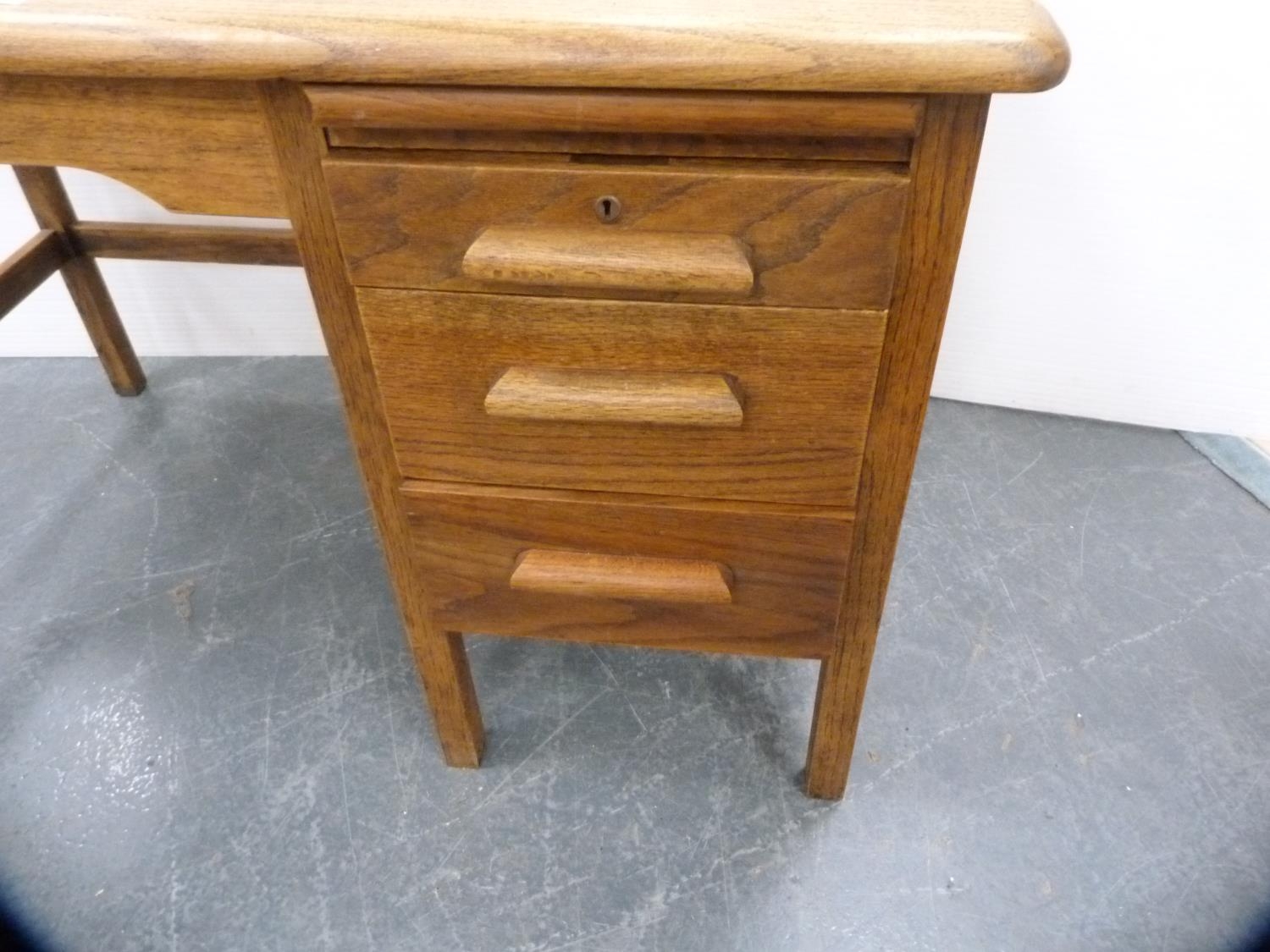 Abbess oak kneehole desk. - Bild 3 aus 4