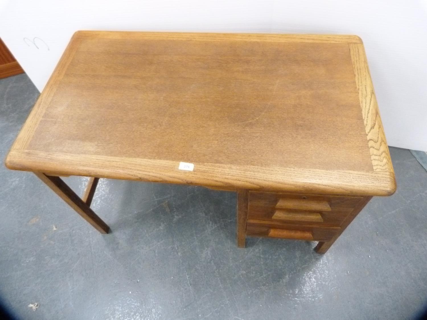 Abbess oak kneehole desk. - Bild 2 aus 4