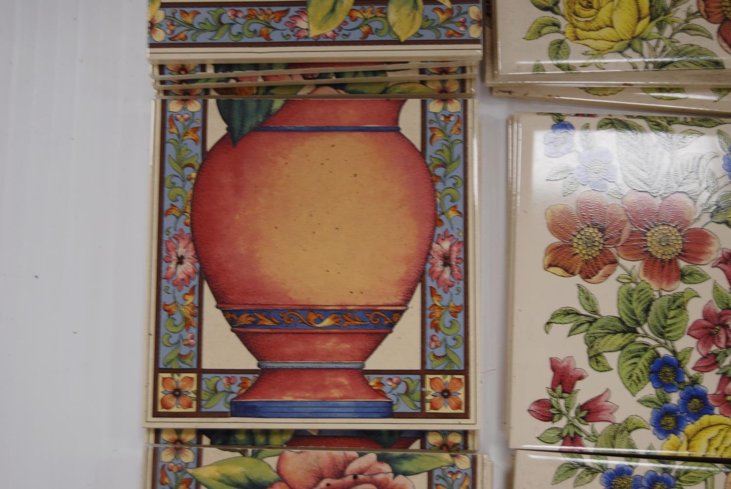 Collection of glazed ceramic tiles to include William de Morgan-style tile with floral - Bild 5 aus 5