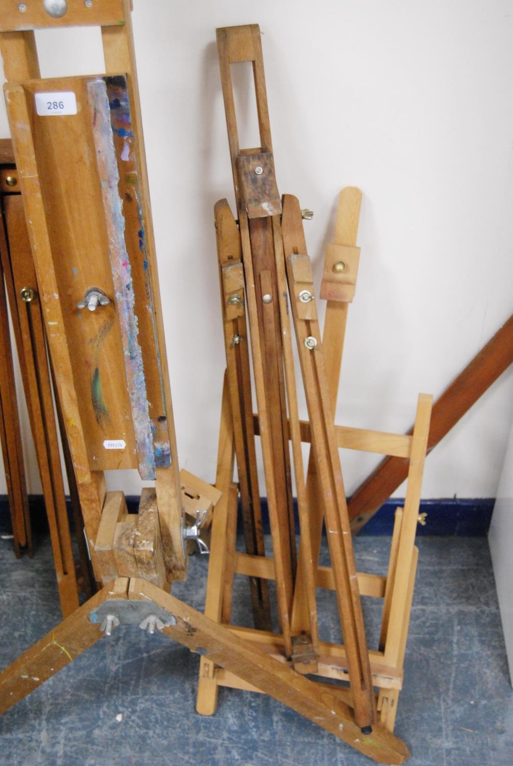 Group of wooden picture easels to include a floor-standing adjustable easel. - Bild 2 aus 2