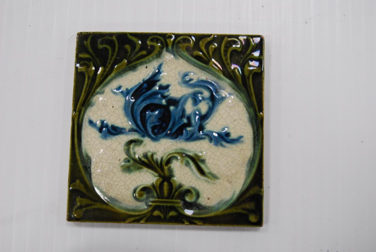 Collection of glazed ceramic tiles to include William de Morgan-style tile with floral - Bild 2 aus 5