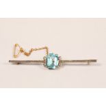 9ct gold aquamarine bar brooch; 7cm long; gross weight 4.2g