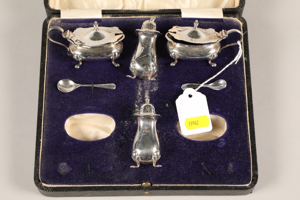 George V hallmarked Silver six piece cruet set