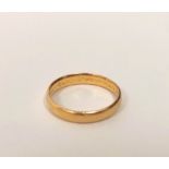 22ct gold band ring, size 'S', 4.7g.
