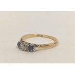 Diamond and sapphire three-stone ring with old cut brilliant in gold '18', size 'Q'.