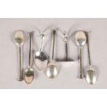 Set of five George V silver teaspoons; together with a silver baby spoon and pusher; 72g