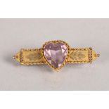 9 carat yellow gold and amethyst bar brooch; 4.1g