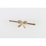 9ct yellow gold bow brooch set with single pearl, 3.6g.