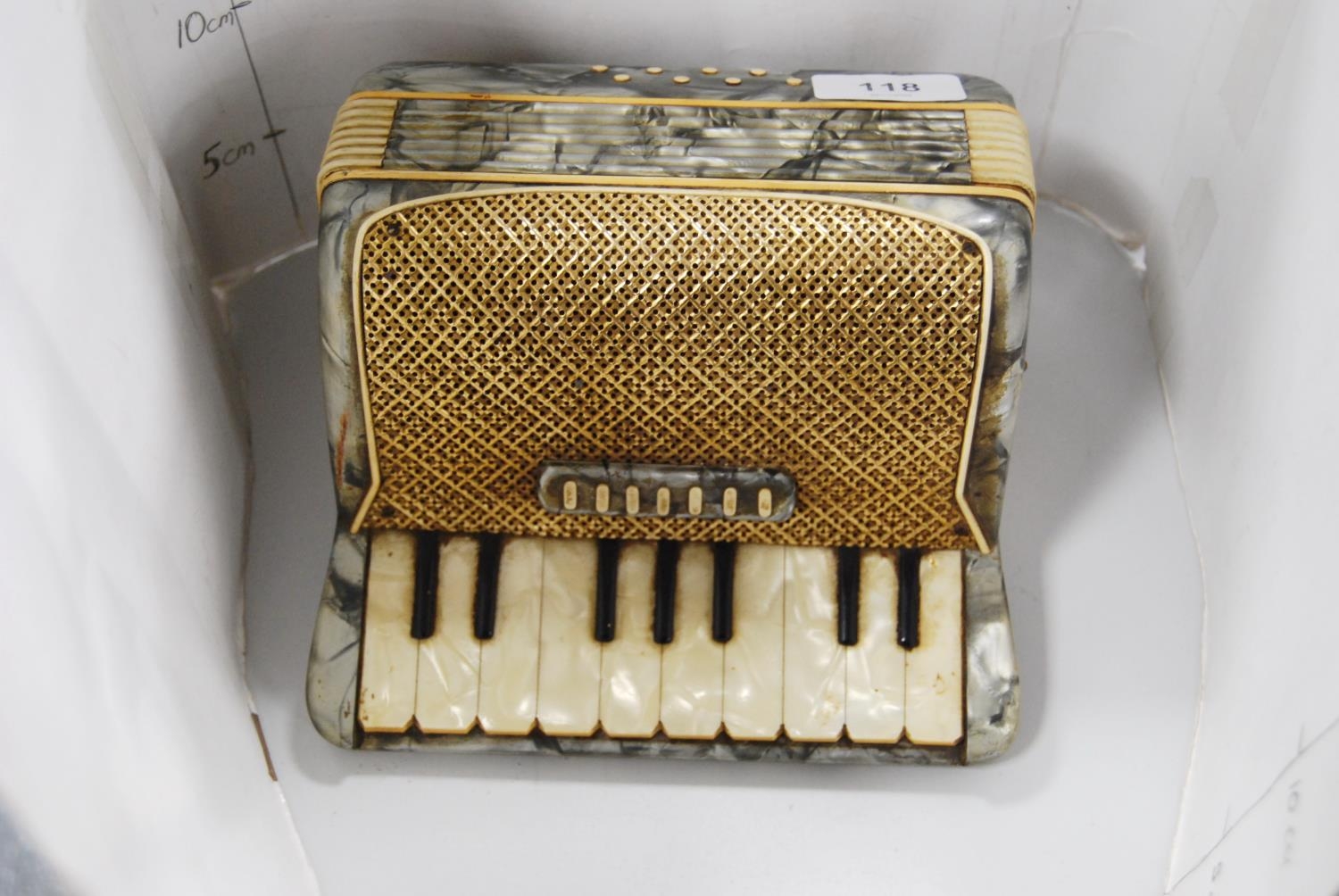 Cigarette dispenser modelled as an Italian-style accordion. - Image 2 of 4