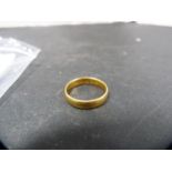 22ct gold band, 3.4g.
