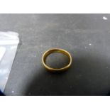 22ct gold band, 3g.