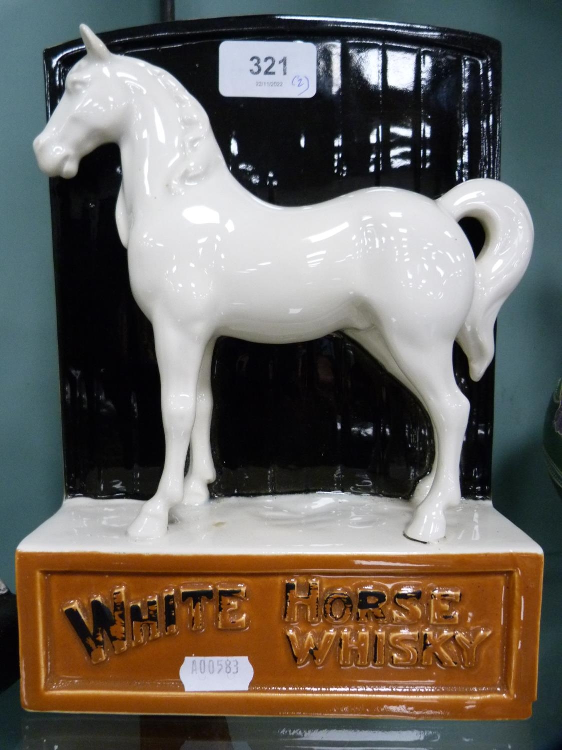 White Horse Whisky ceramic advertising figure/bookend, no. 9473, with a Scottie Dog Black & White - Image 2 of 6