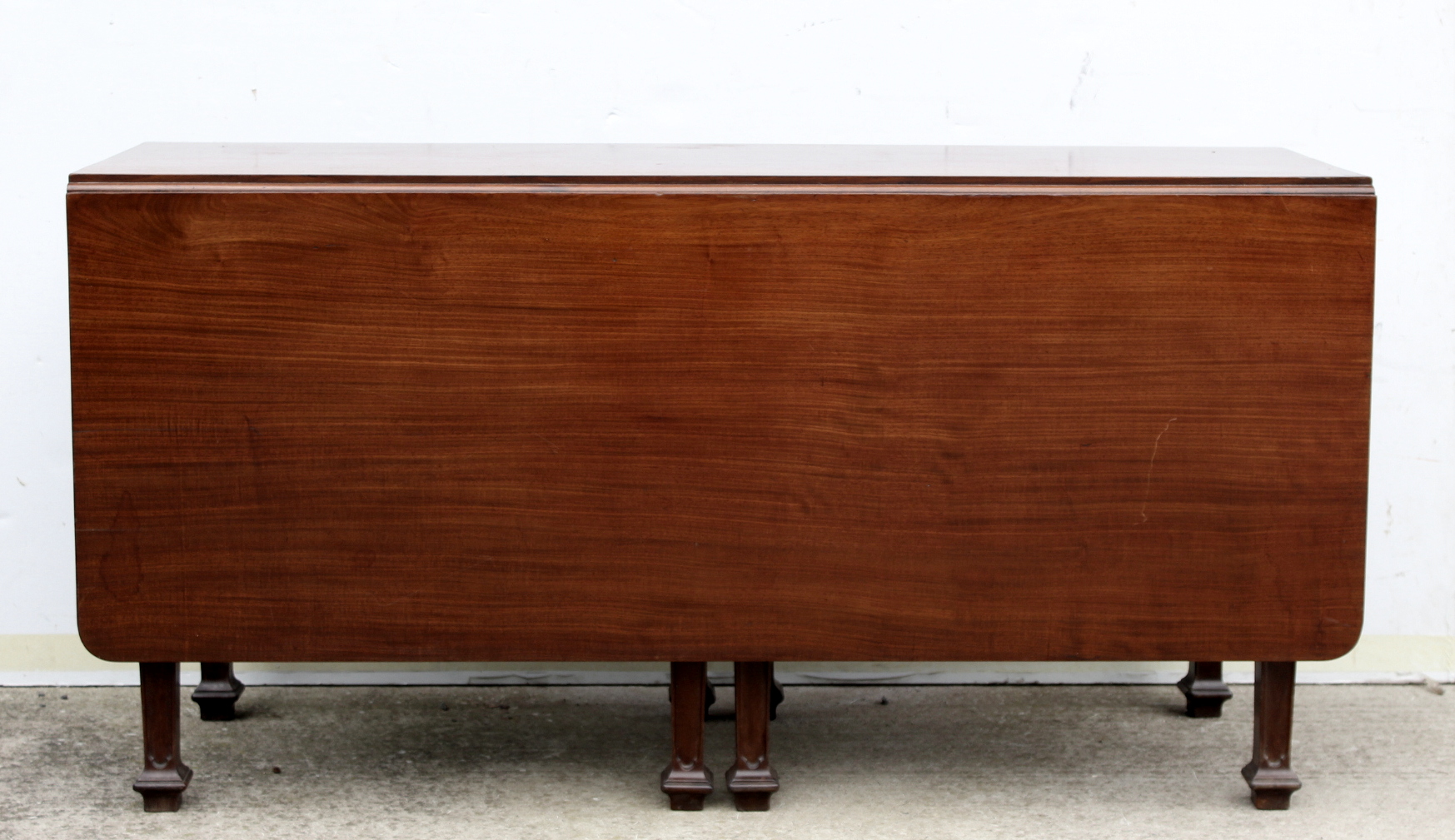 Good 19th century mahogany drop flap gateleg dining table, the tapered legs with carved gothic