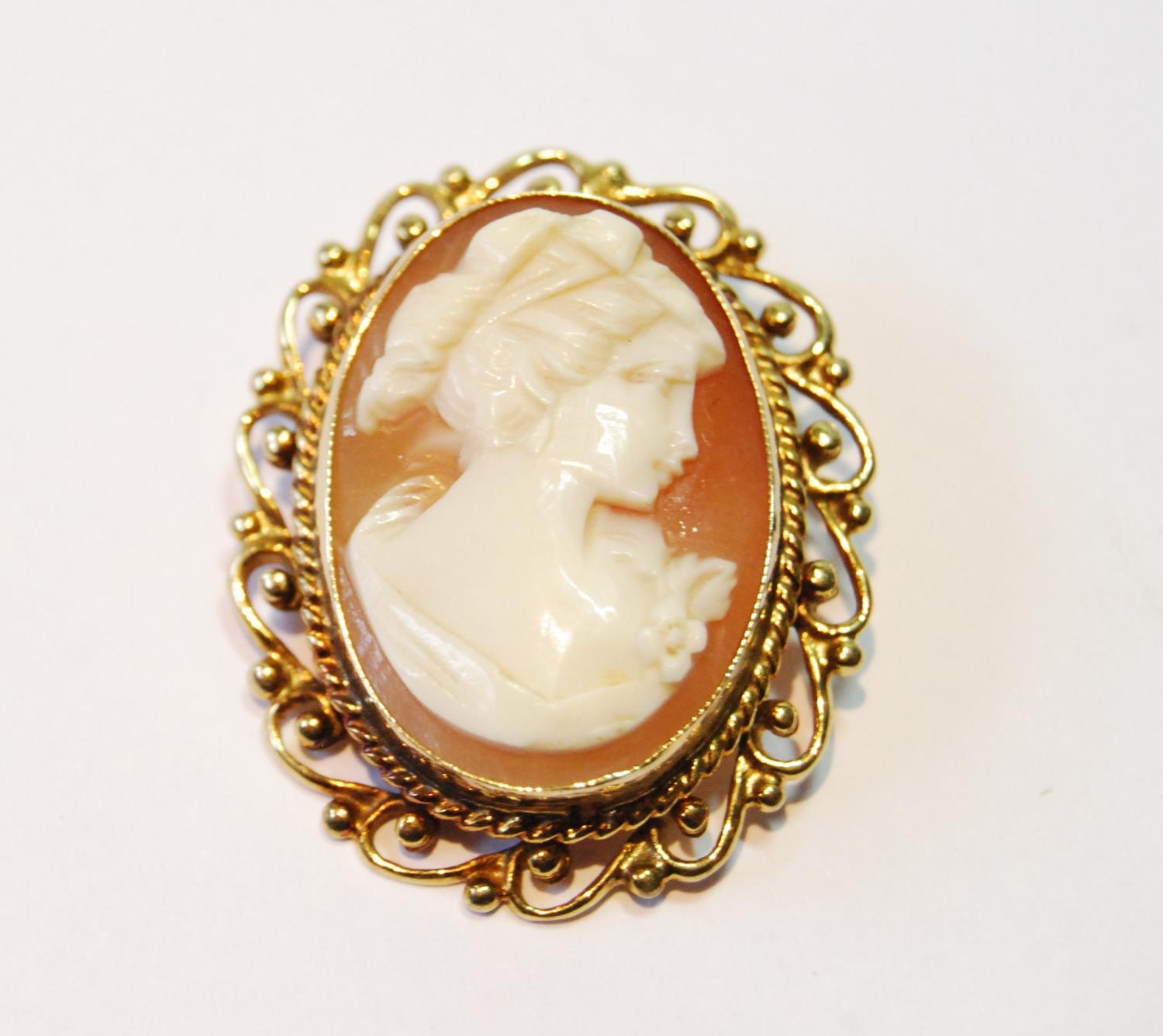 Cameo brooch and a similar ring, both 9ct gold, 10g gross.  (2) - Bild 2 aus 6