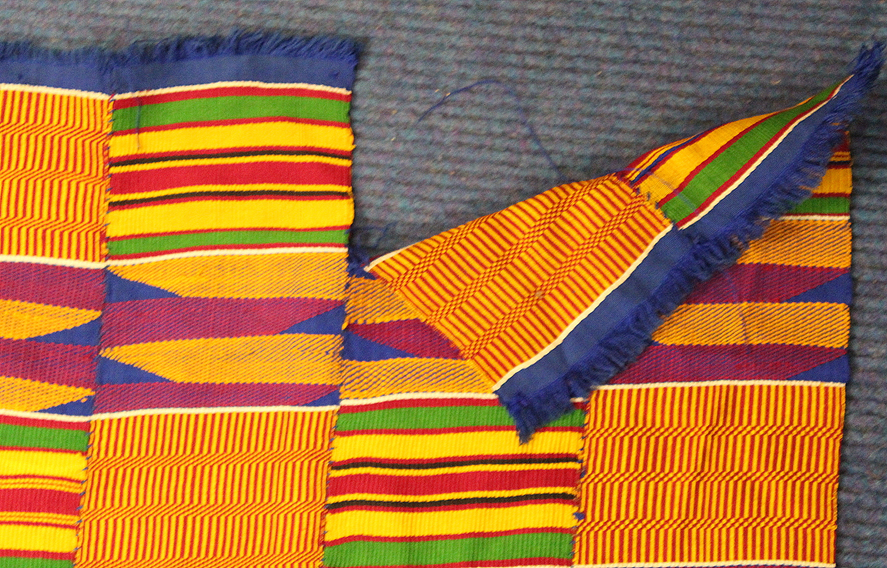 African Asanti Kente cloth in woven silk and cotton fabrics in predominantly blue, yellow, green and - Image 4 of 11