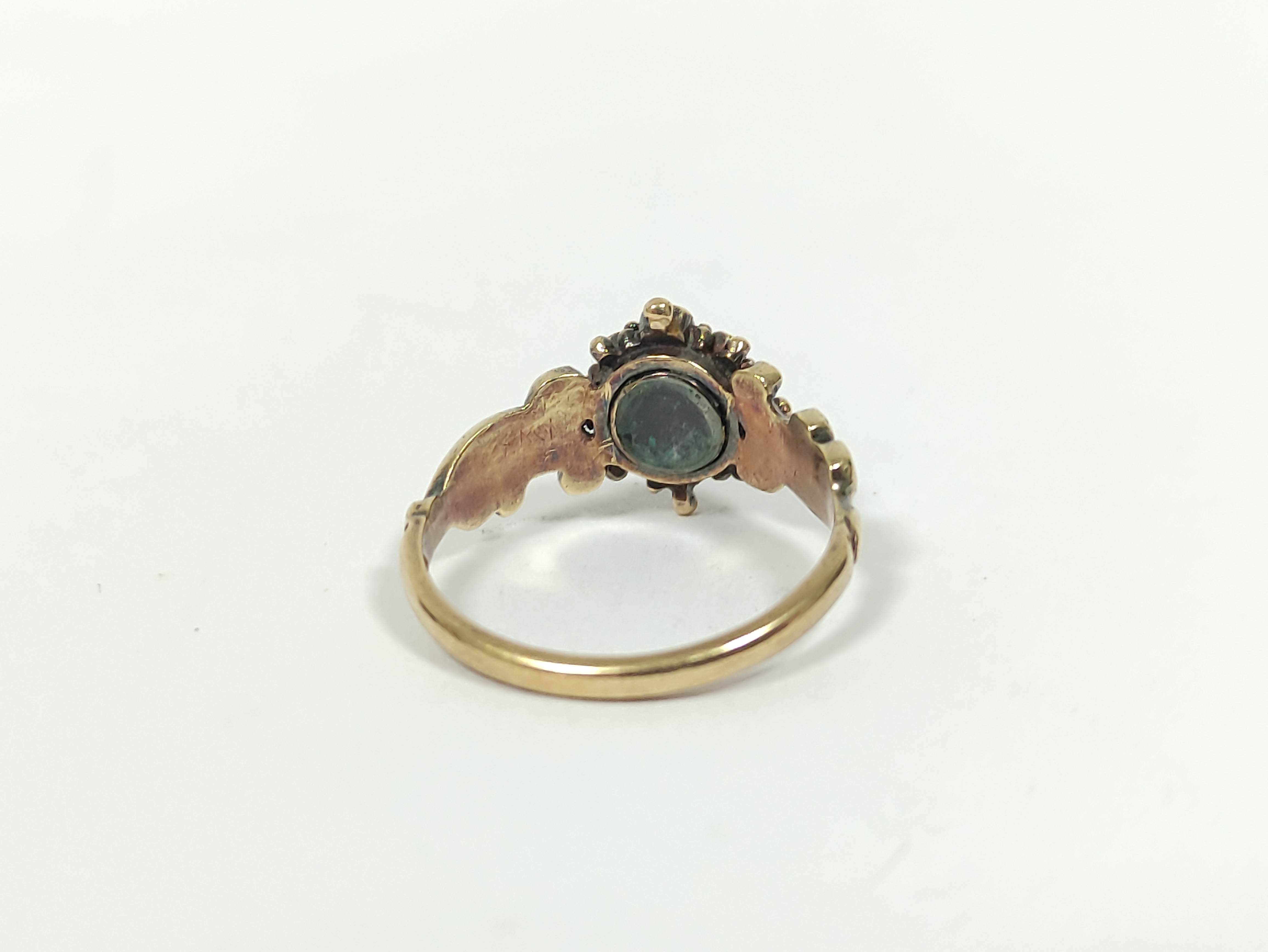 Georgian gold ring with brilliant and rose diamonds and four emeralds with tiny locket on scrolls, - Bild 3 aus 3