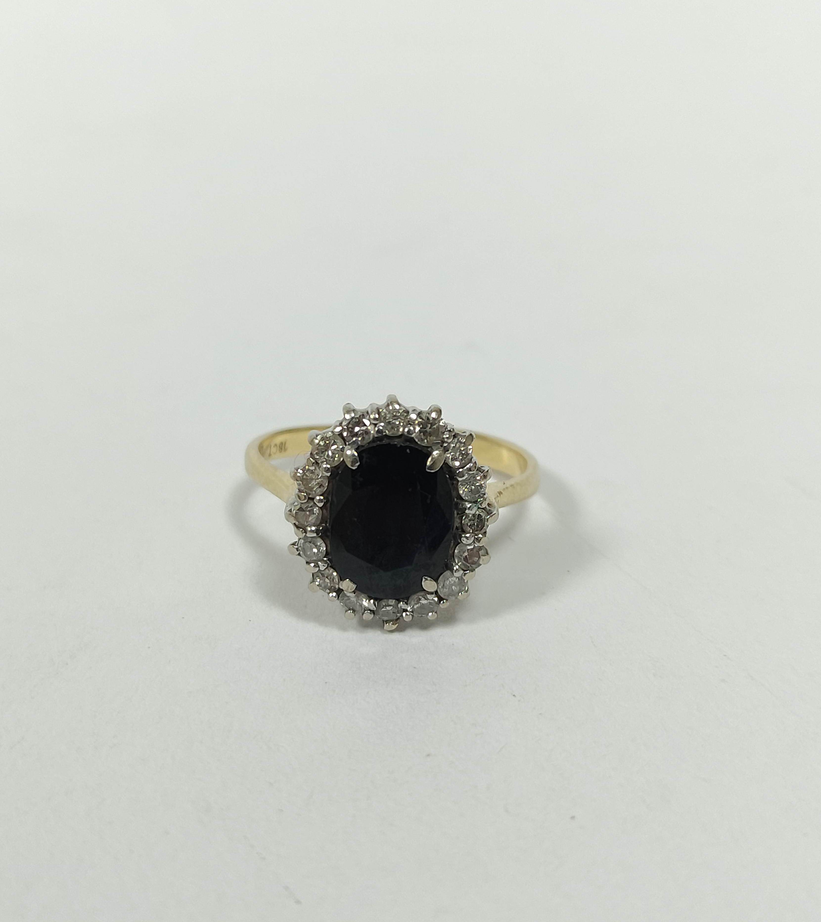 Diamond and sapphire oval cluster ring with small brilliants in gold, '18ct', size 'P'. - Bild 2 aus 4