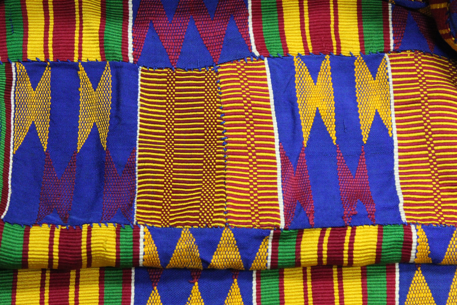 African Asanti Kente cloth in woven silk and cotton fabrics in predominantly blue, yellow, green and - Image 8 of 11