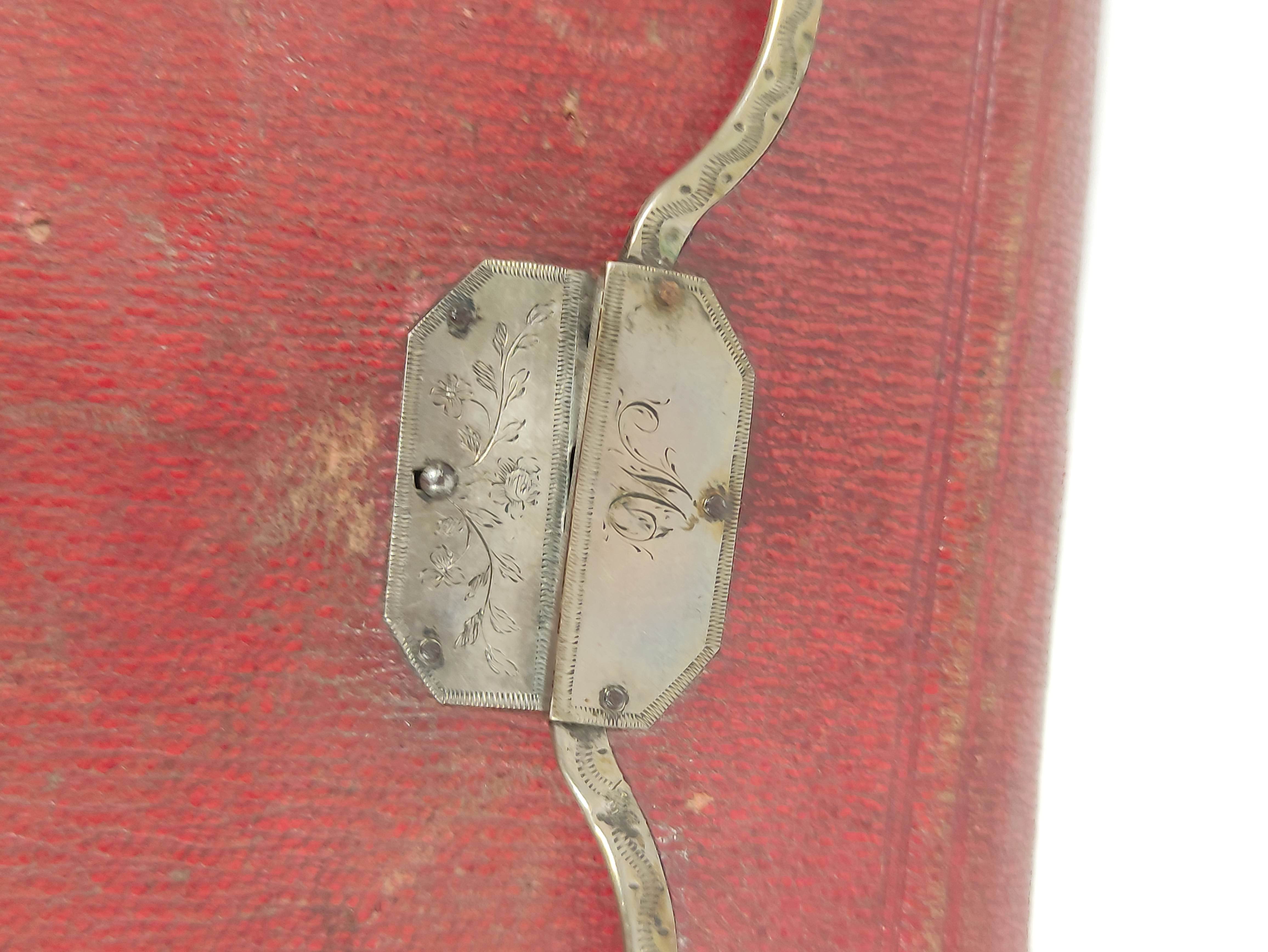 Georgian morocco purse or wallet with silver initialled mounts, with green silk lining, c1790, 11. - Bild 2 aus 3