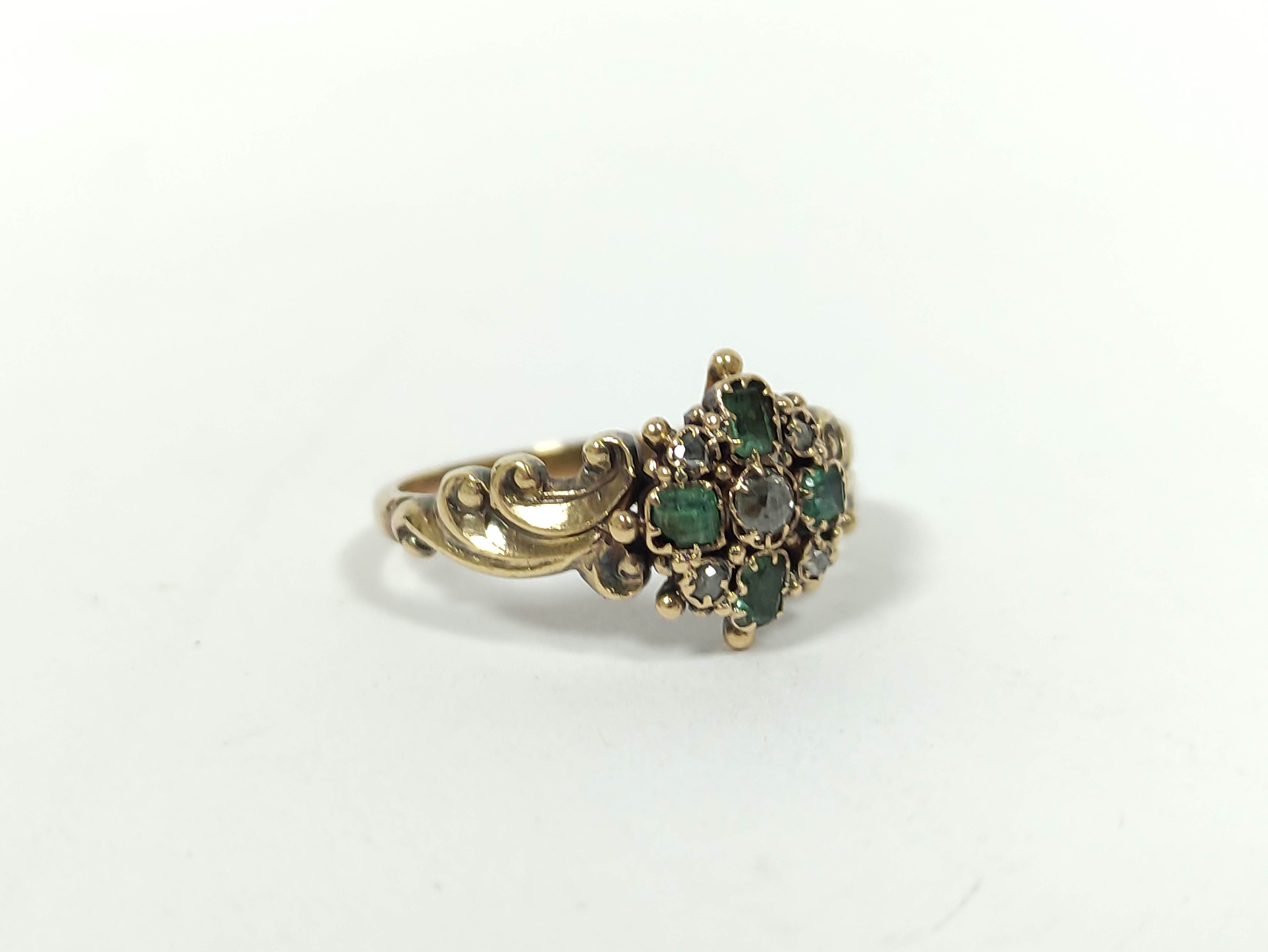 Georgian gold ring with brilliant and rose diamonds and four emeralds with tiny locket on scrolls, - Bild 2 aus 3