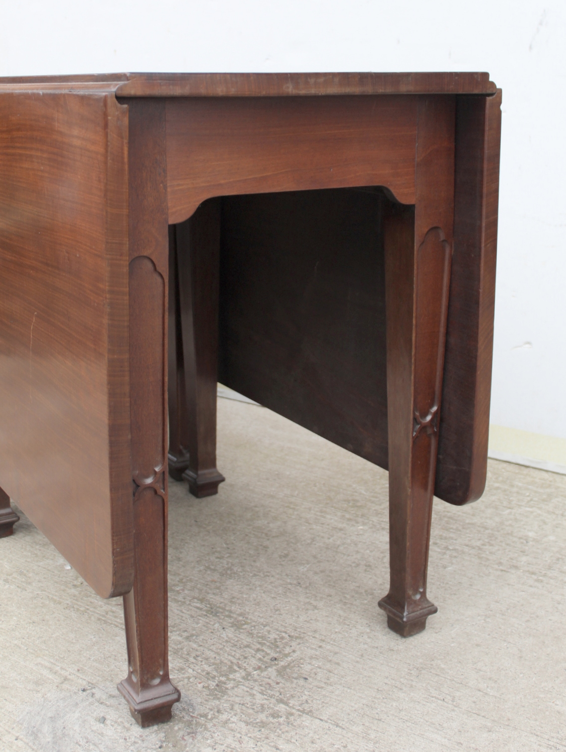 Good 19th century mahogany drop flap gateleg dining table, the tapered legs with carved gothic - Image 3 of 7