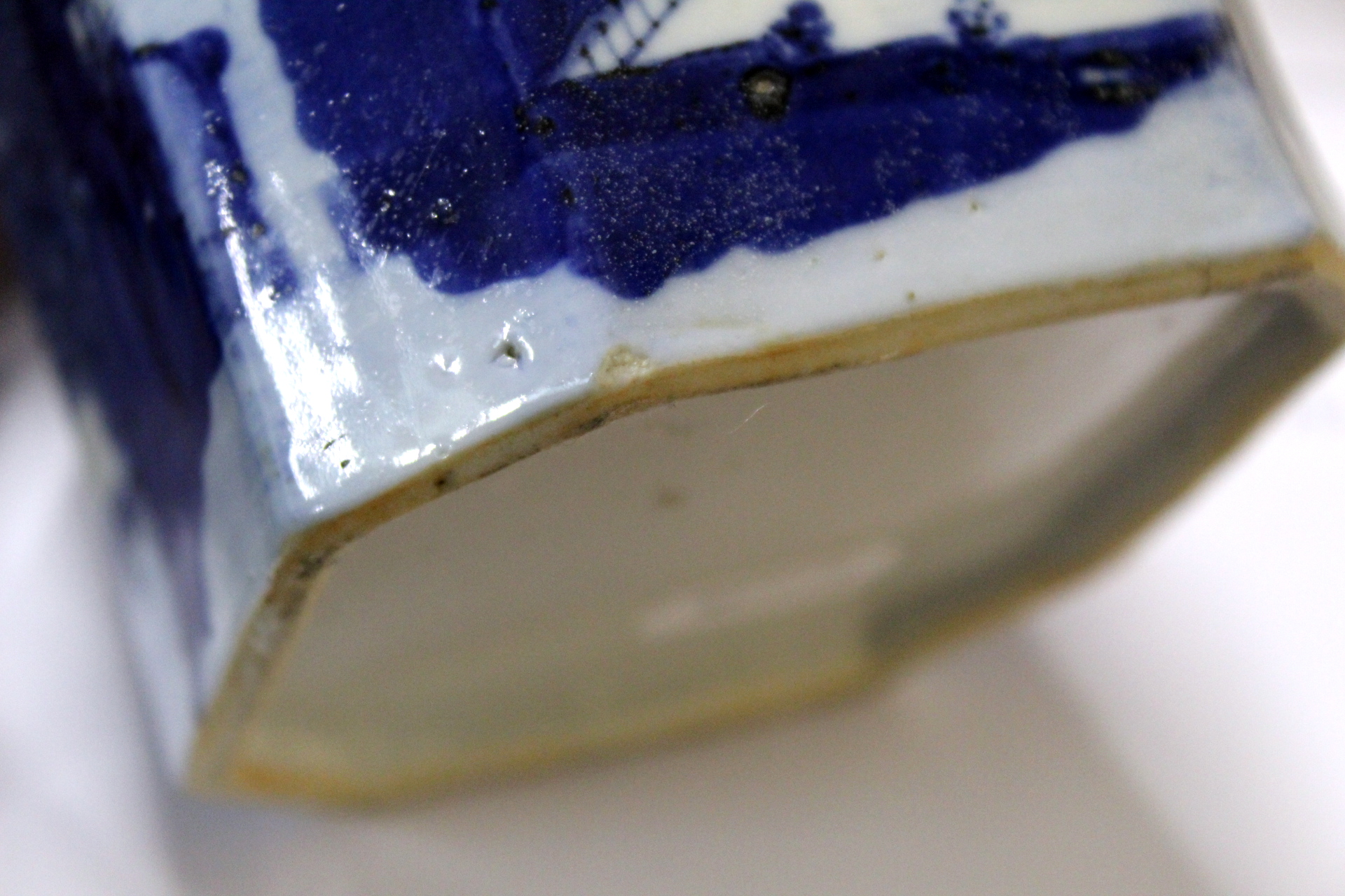 Pair of 18th century Chinese blue and white tea caddies of chamfered square form, the continuous - Image 17 of 20