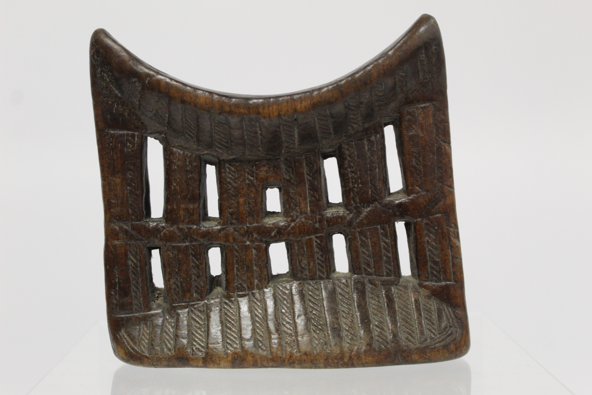 African tribal Ethiopian Kambatta pierced and carved wooden headrest, 19cm wide, 18cm high. - Image 2 of 7