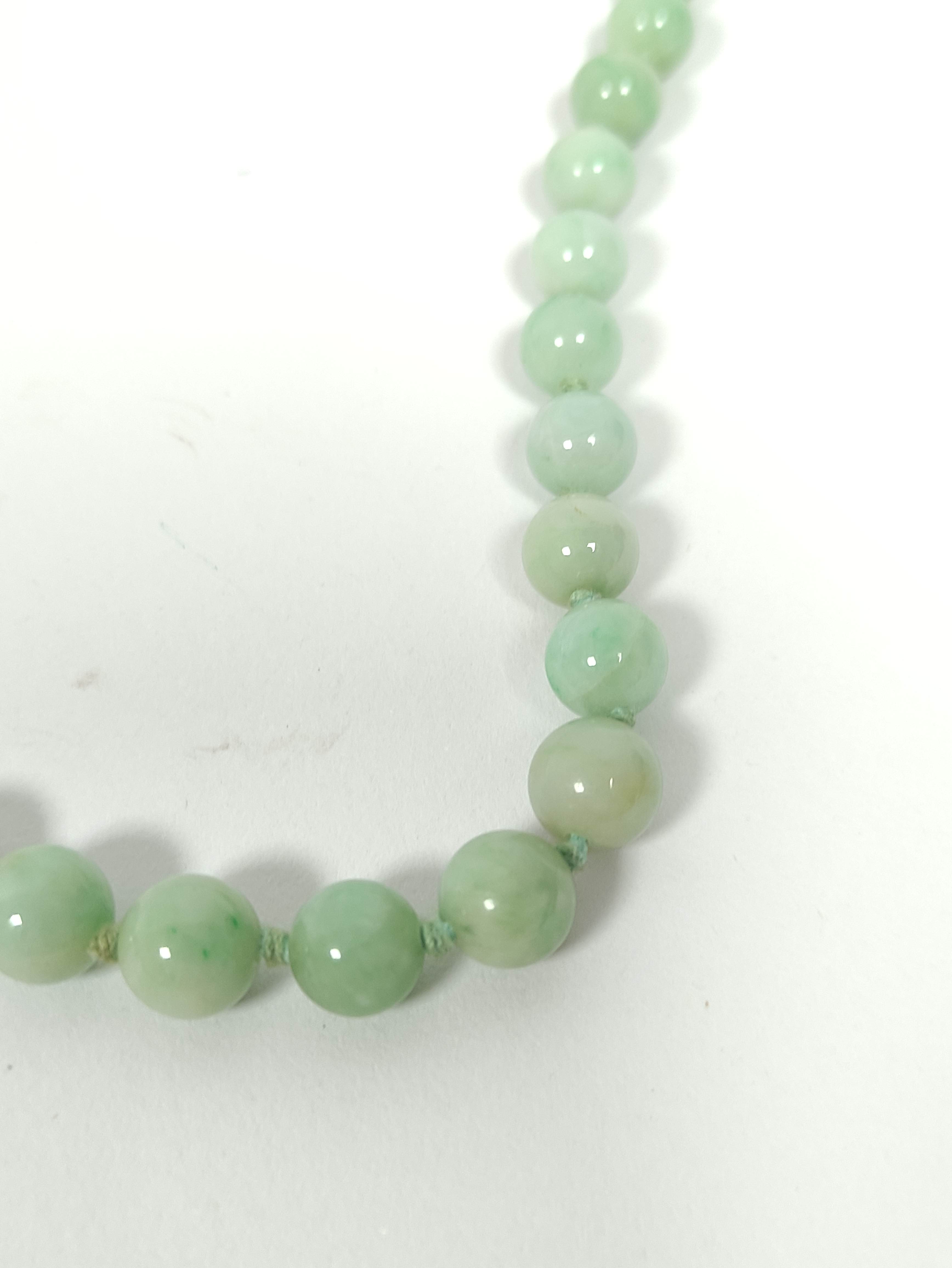 Jadeite bead necklace of graduated green beads, the largest 10mm. - Bild 3 aus 3