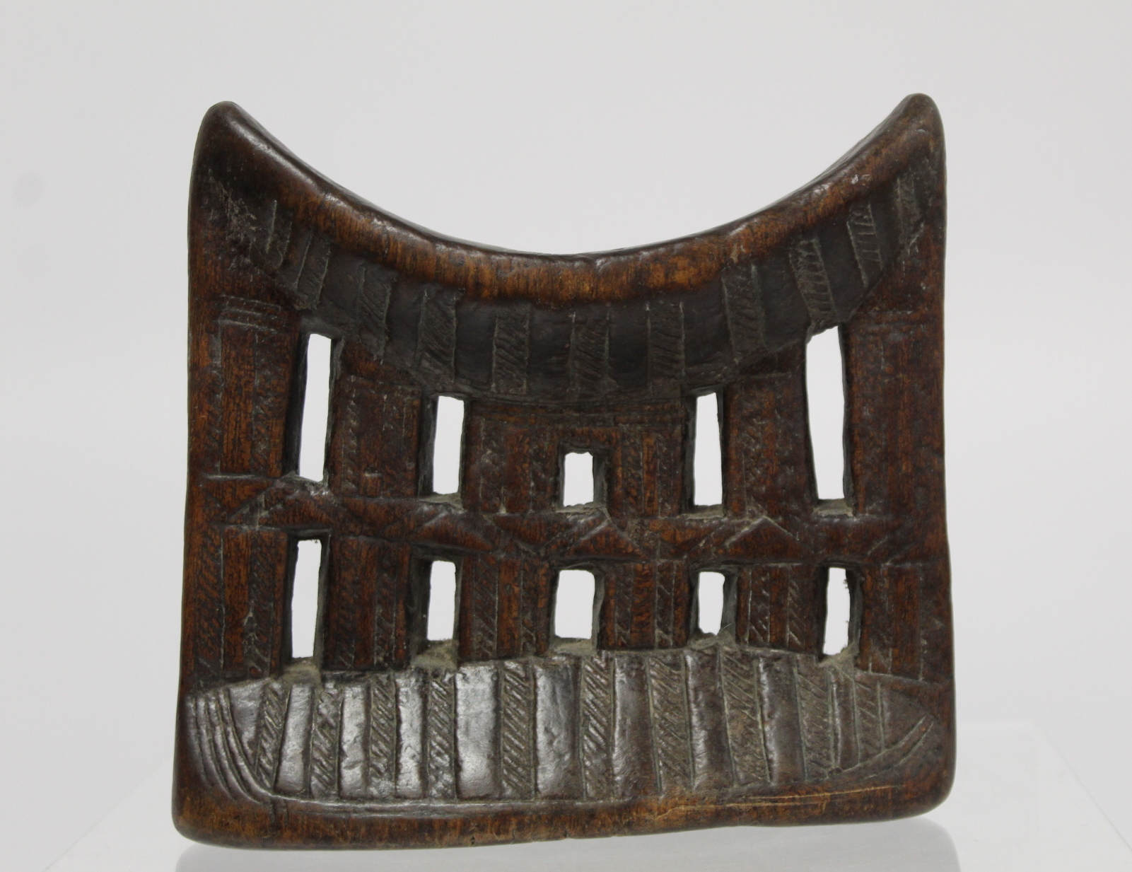 African tribal Ethiopian Kambatta pierced and carved wooden headrest, 19cm wide, 18cm high. - Image 4 of 7