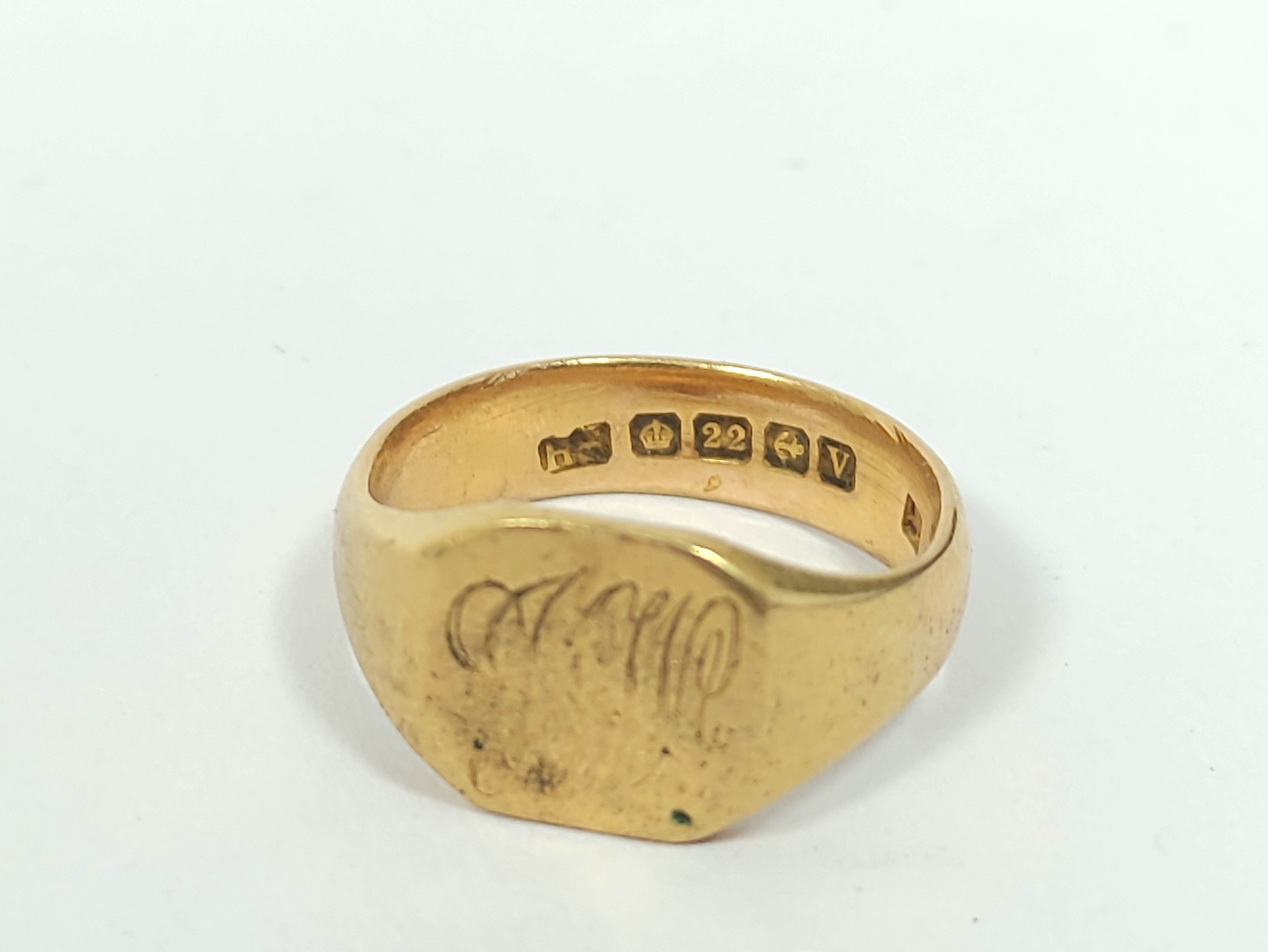 22ct gold signet ring, monogrammed, 10.4g, size 'S'. - Bild 2 aus 2