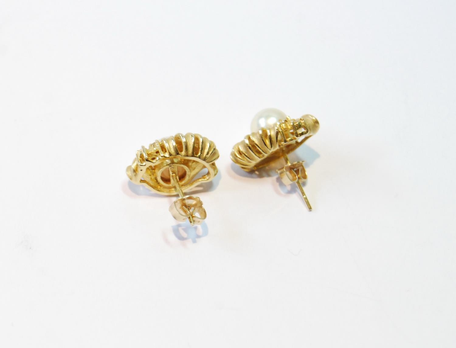 Pair of gold earrings, each with a pearl and small diamonds, '585', 5.6g. - Bild 2 aus 3