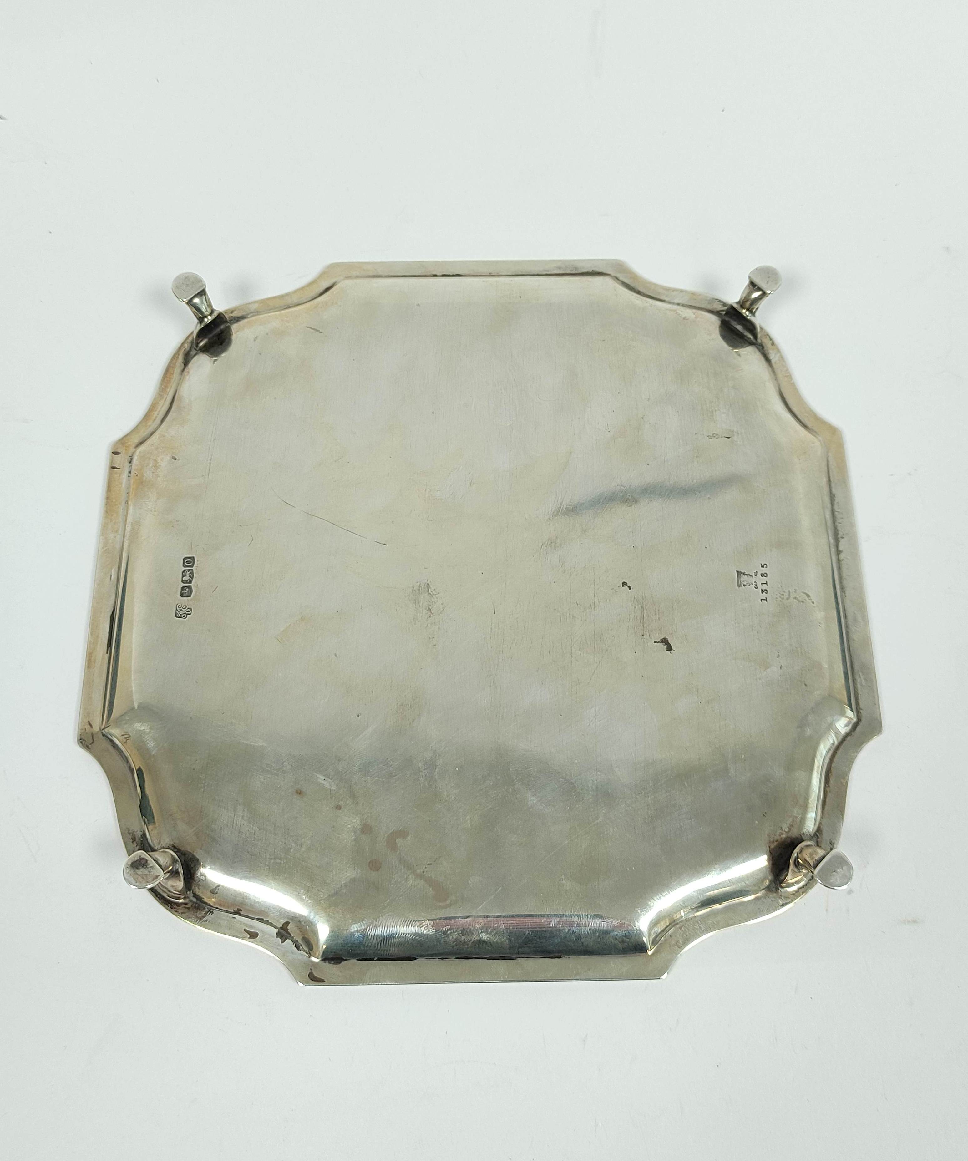 Silver tray of shaped square form with bath border on pad feet, Sheffield 1931, 22cm, 465g / 14½oz. - Image 3 of 5