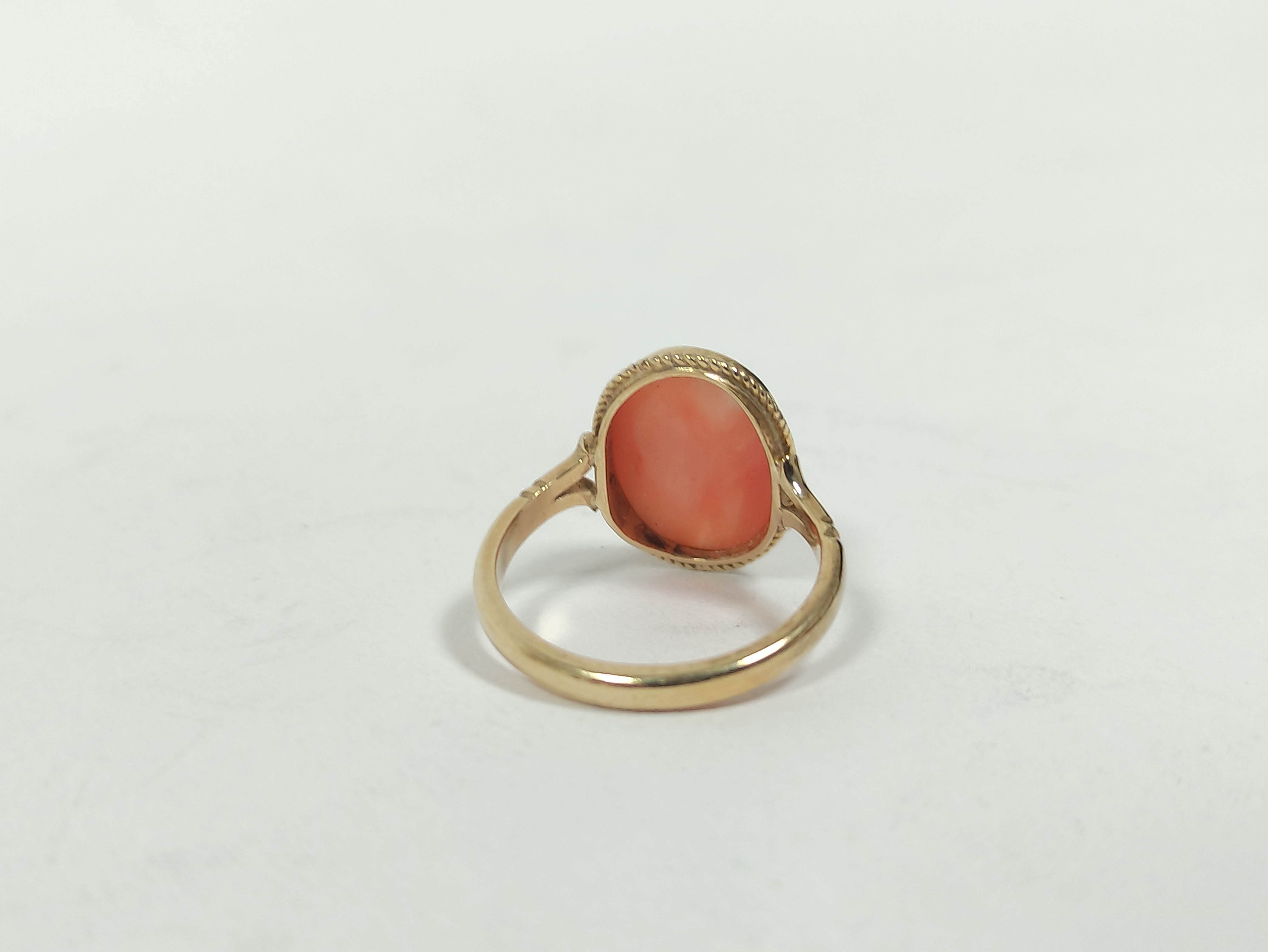 Ring with oval coral cabochon in 9ct gold, size 'L½' and an opal set pin. (2) - Bild 2 aus 3